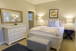 5 habitaciones, escritorio y tabla de planchar con plancha 