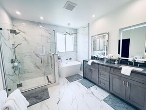 Bathtub, eco-friendly toiletries, hair dryer - Great location,Best value, beautiful home+games (Indio)