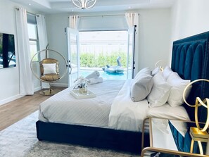 5 Schlafzimmer, Schreibtisch, Bügeleisen/Bügelbrett, Reisekinderbett