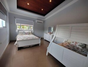 3 bedrooms - Villa en la Orilla de la Playa con Muelle! (Cabo Rojo)