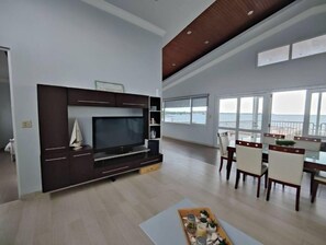 Dining - Villa en la Orilla de la Playa con Muelle! (Cabo Rojo)