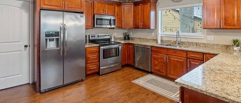 Jääkaappi, mikroaaltouuni, uuni, liesi