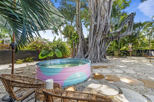 Outdoor spa tub