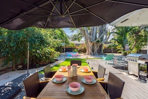 Outdoor dining - A Tropical Beach Cottage Near West Palm Beach & Delray Beach! (Boynton Beach)
