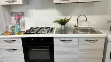 Réfrigérateur, four, plaque de cuisson