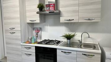 Réfrigérateur, four, plaque de cuisson