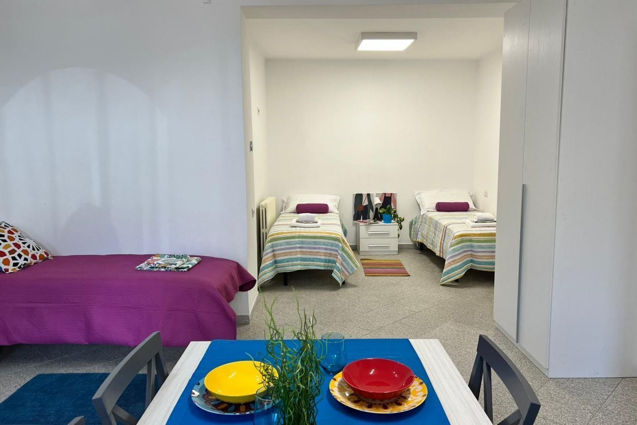 Tabla de planchar con plancha, wifi, ropa de cama