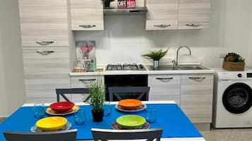 Réfrigérateur, four, plaque de cuisson