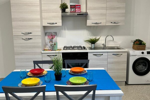 Réfrigérateur, four, plaque de cuisson