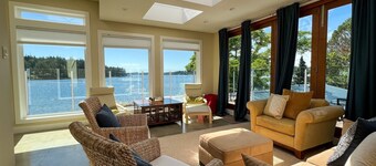 Luxurious Beachfront Villa with private hot tub, huge deck, family/pet-friendly!