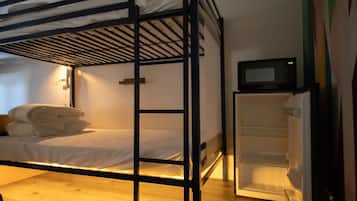 Meja kerja, kedap suara, setrika/meja setrika, dan Wi-Fi gratis