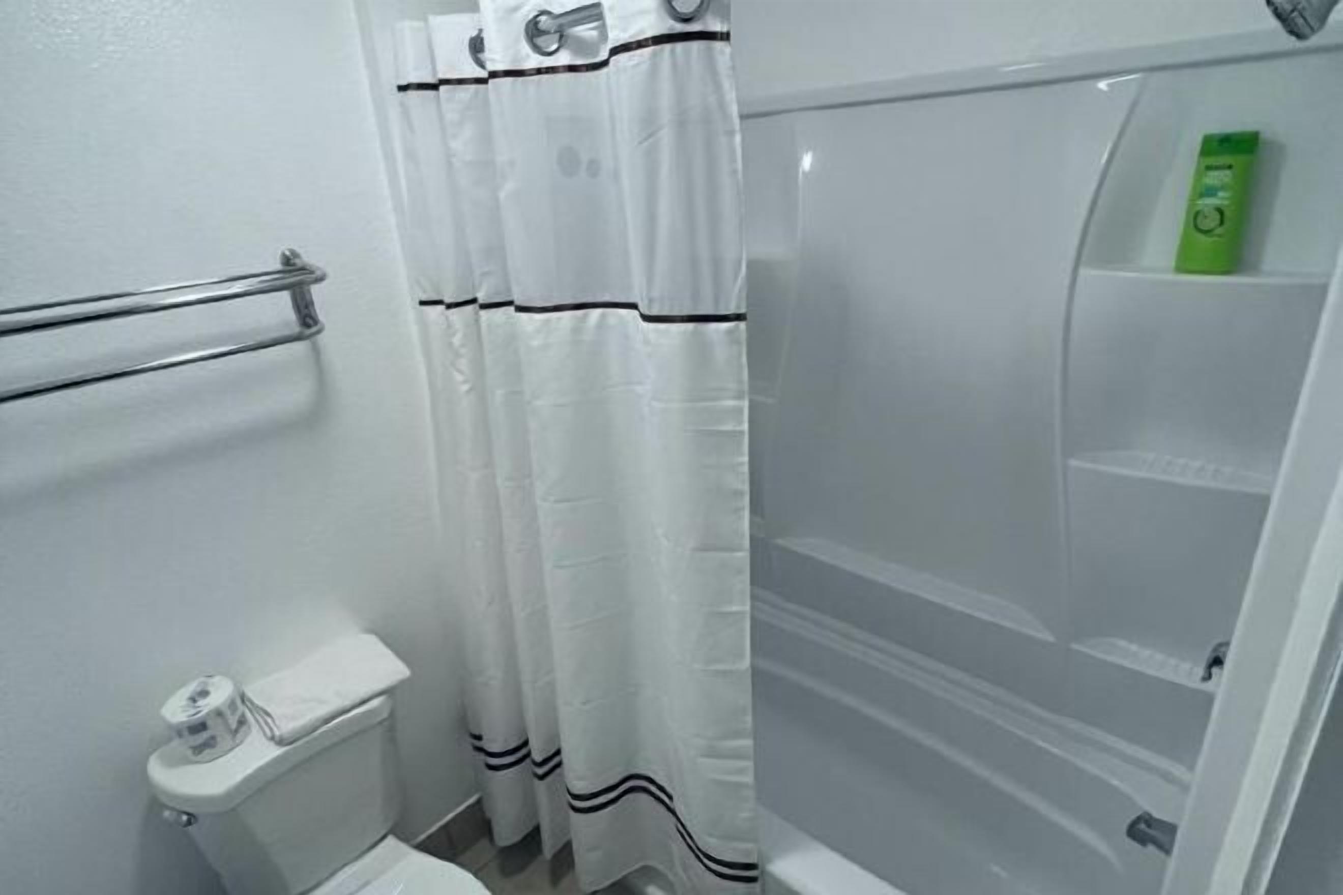 Badkamer | Gratis toiletartikelen, een haardroger, handdoeken, zeep