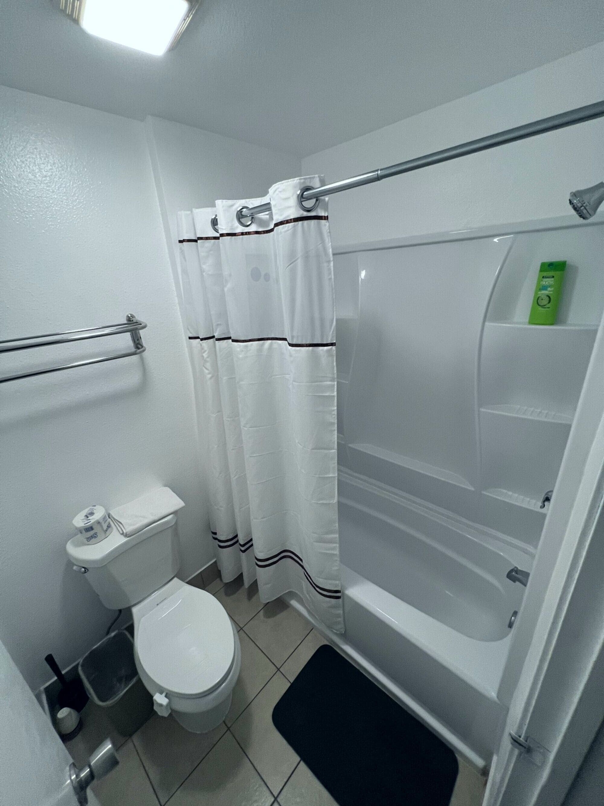 Un baño con inodoro, ducha y lavabo.