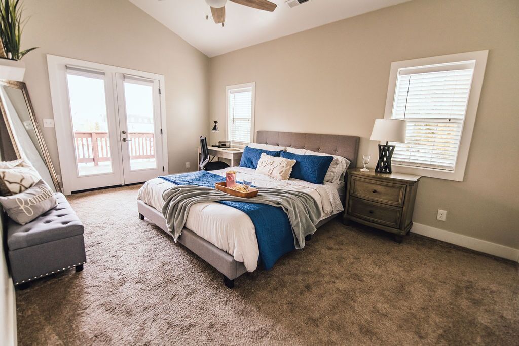 3 slaapkamers, een bureau, een strijkplank/strijkijzer, reisbedje