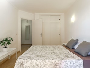 2 slaapkamers, een strijkplank/strijkijzer, reisbedje, gratis wifi