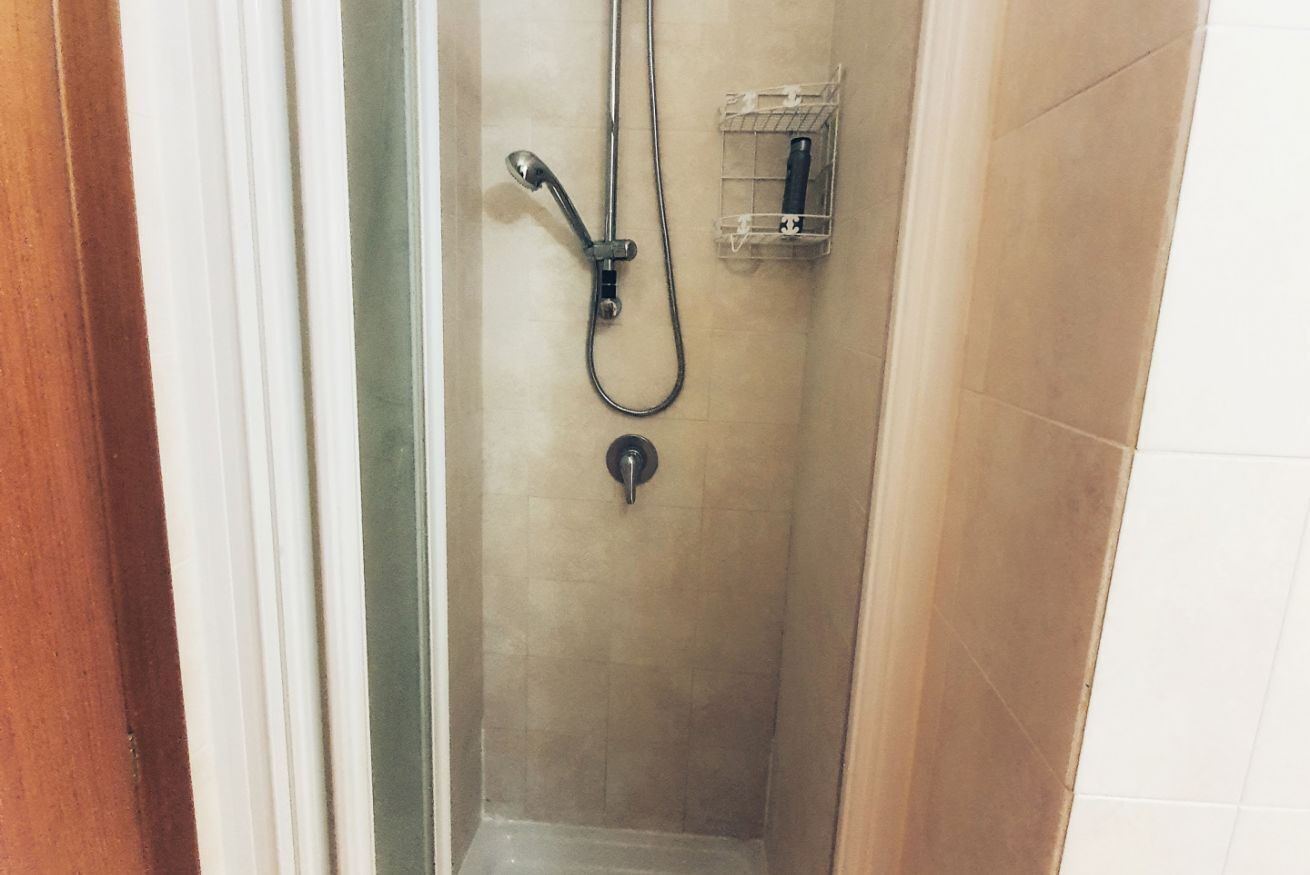 Douche, sèche-cheveux, bidet, serviettes fournies