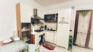 Køleskab, ovn, kogeplade, kaffe-/temaskine