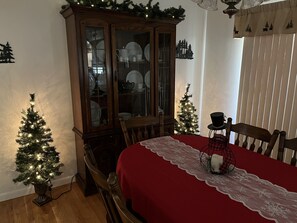 Dining - Mamaws mountain view Quiet country setting in the middle of a lot of attractions (Fletcher)