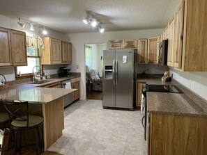 Jääkaappi, mikroaaltouuni, uuni, liesi