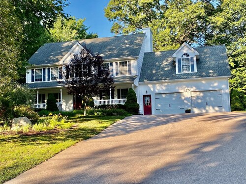 Perfect home for adventure! 2mi to Foxwoods, 15 min to Mystic, tour CT WineTrail