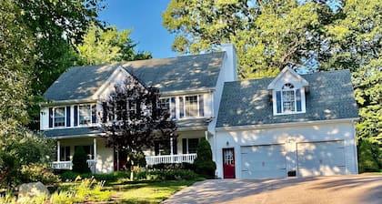 Perfect home for adventure! 2mi to Foxwoods, 15 min to Mystic, tour CT WineTrail