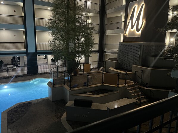 Outdoor pool - Apartment in Houston galleria mall area (Houston)