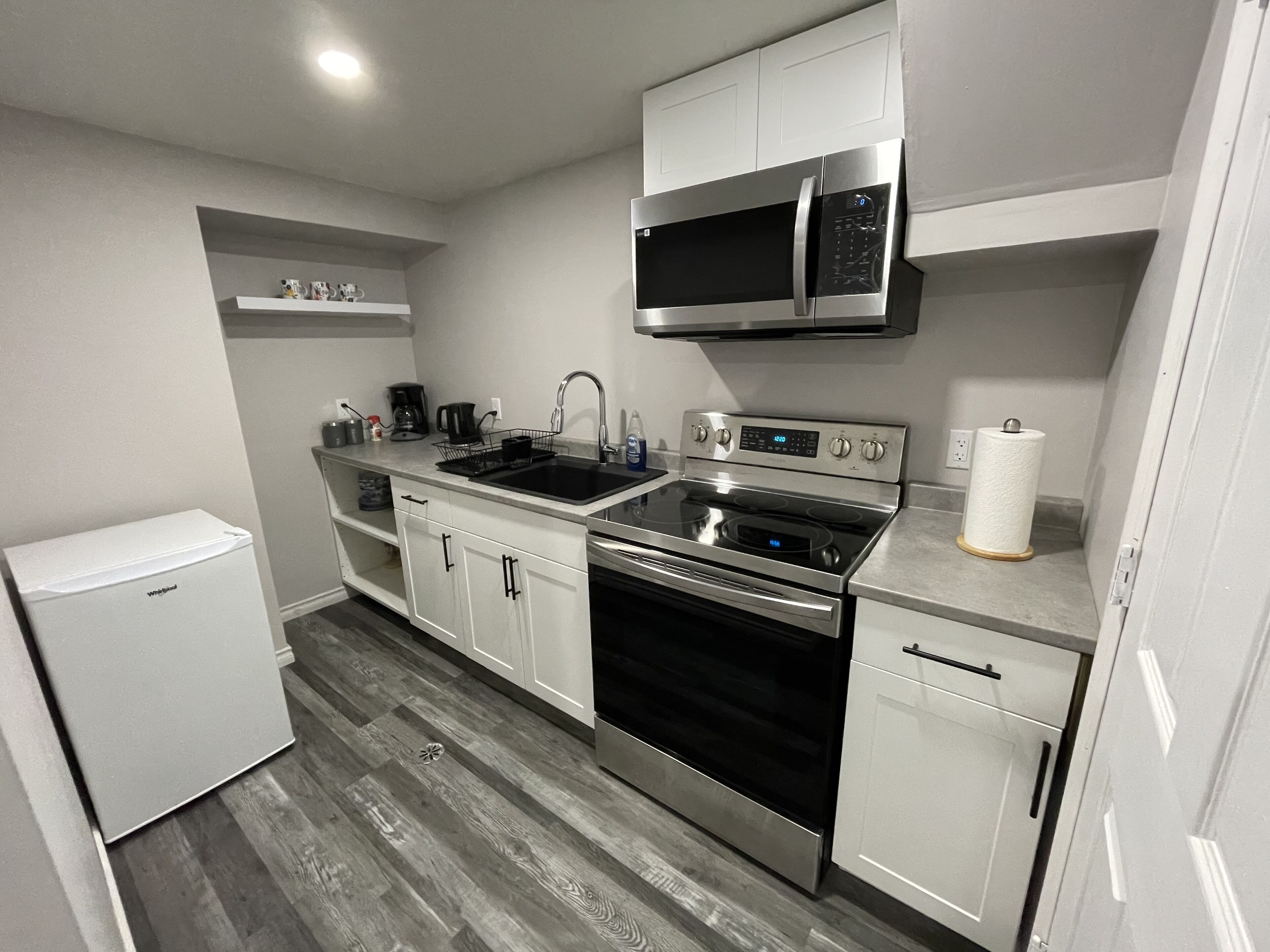 Kühlschrank, Mikrowelle, Ofen, Herdplatte