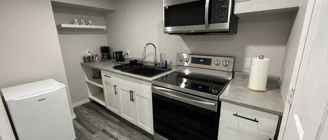 Réfrigérateur, micro-ondes, four, plaque de cuisson