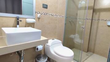 Combined shower/tub, rainfall showerhead, free toiletries, towels