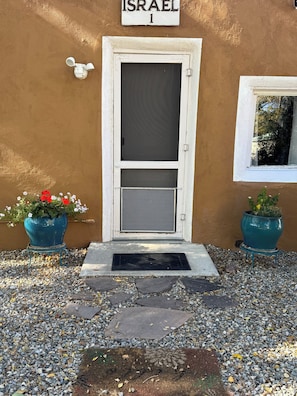 Exterior detail - Historic Cozy Adobe 2.9 miles to the Taos Plaza. Beautiful Mountain Views. (El Prado)