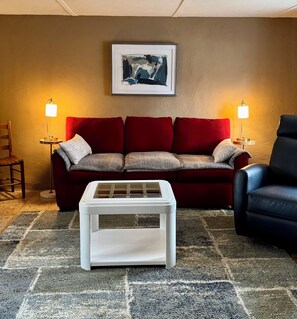 Smart TV, fireplace - Historic Cozy Adobe 2.9 miles to the Taos Plaza. Beautiful Mountain Views. (El Prado)