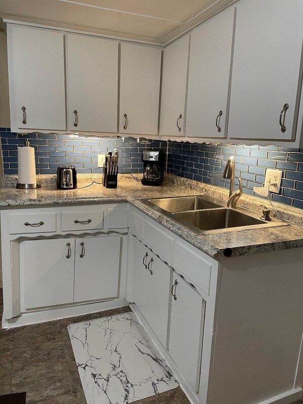 Fridge, microwave, oven, stovetop - Historic Cozy Adobe 2.9 miles to the Taos Plaza. Beautiful Mountain Views. (El Prado)