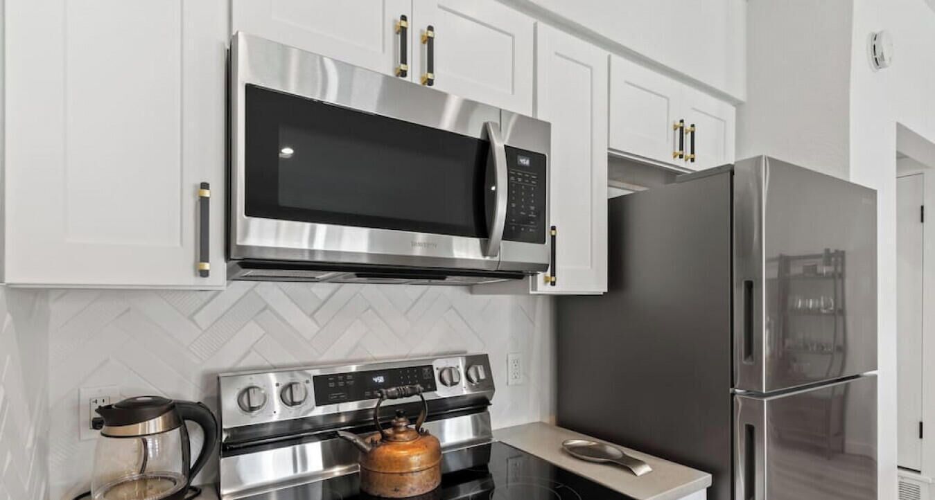 冷蔵庫、電子レンジ、オーブン、コンロ