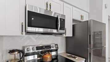 冷蔵庫、電子レンジ、オーブン、コンロ