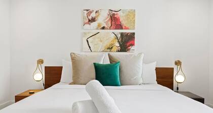 Insta-Ready Apartment in Barton Hills w/ King Bed
