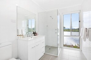 Bathtub, hair dryer, towels, soap - Romantic lakehouse set in a private vineyard in the Hunter Valley (Lovedale)