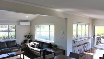 Smart TV, fireplace, DVD player, stereo