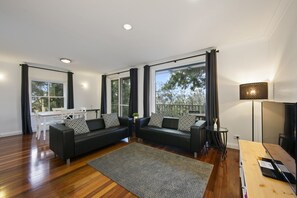 Tv, dvd-spelare, böcker och ett filmbibliotek