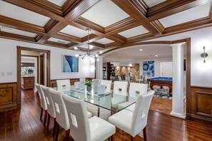 Dining - Luxurious 5BR Home, Heated Pool/SPA, 5 min to beach (Fort Lauderdale)