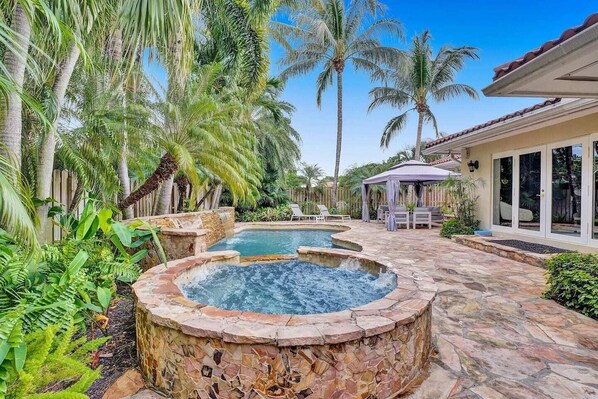 Outdoor pool, a heated pool - Luxurious 5BR Home, Heated Pool/SPA, 5 min to beach (Fort Lauderdale)