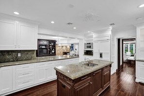 Fridge, microwave, oven, stovetop - Luxurious 5BR Home, Heated Pool/SPA, 5 min to beach (Fort Lauderdale)