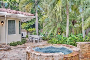 Outdoor dining - Luxurious 5BR Home, Heated Pool/SPA, 5 min to beach (Fort Lauderdale)