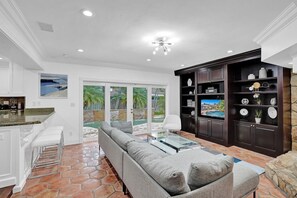 Smart TV, fireplace, video games, DVD player - Luxurious 5BR Home, Heated Pool/SPA, 5 min to beach (Fort Lauderdale)