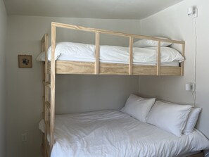 2 bedrooms, desk, free WiFi, bed sheets