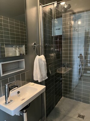 Shower, towels, soap, shampoo - Modern Farmhouse Retreat (Newton)