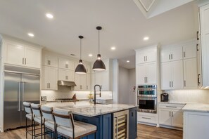 ثلاجة/مجمد بحجم كبير، ميكروويف، فرن، موقد طهي مسطح