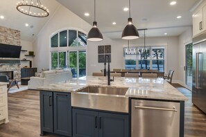 المنشأة من الداخل