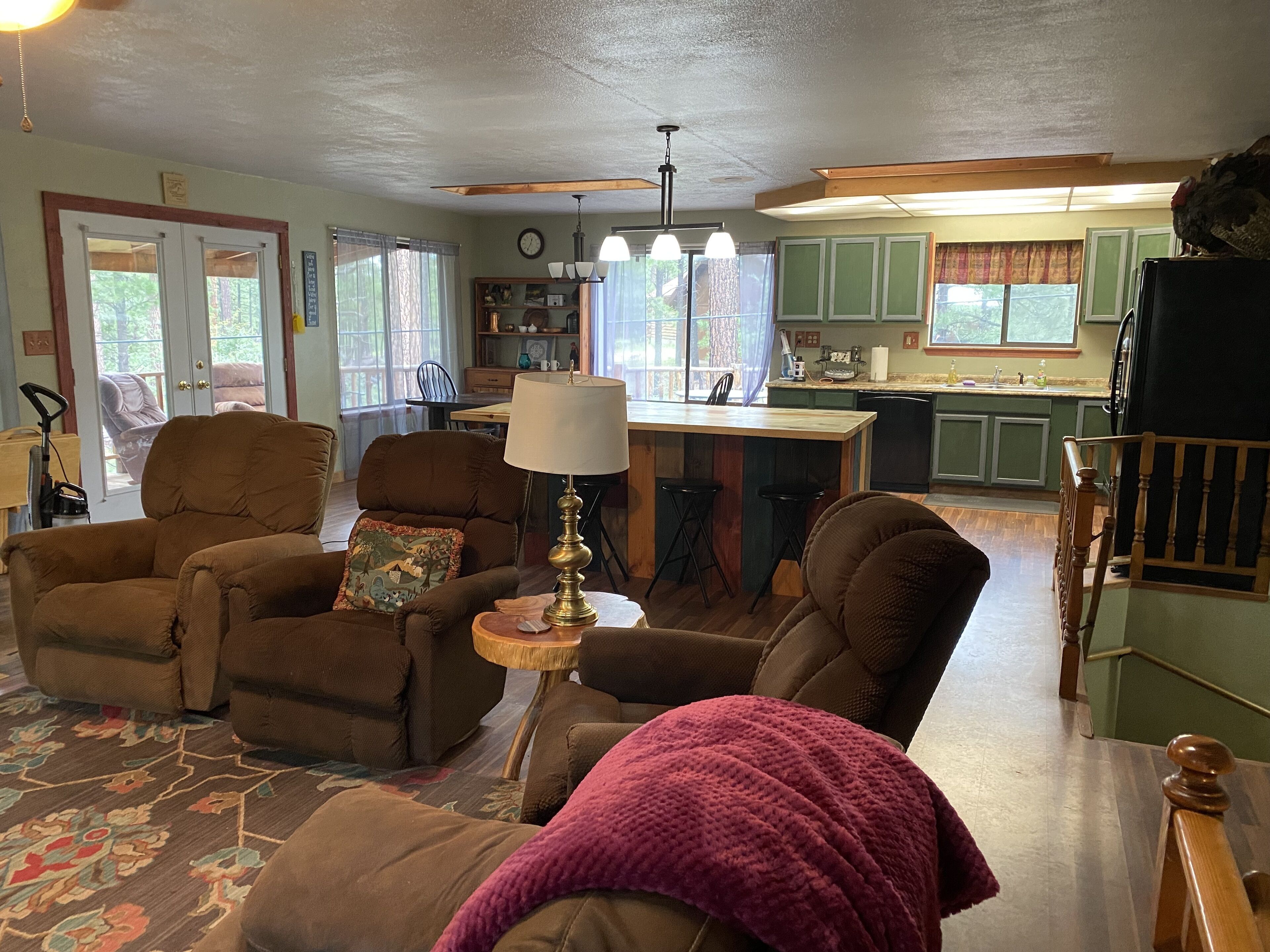 Smart TV, chimenea, reproductor de DVD, futbolito