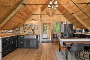 Réfrigérateur, four à micro-ondes, un four, surface de cuisson