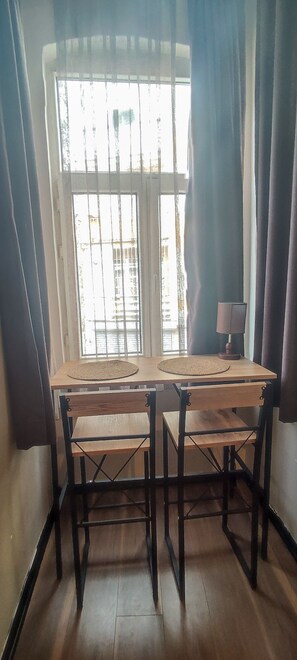 Apartamento | Área de estar | TV 32 polegadas com canais a cabo